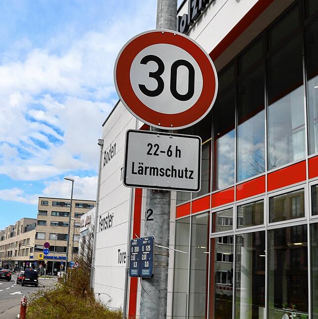 Stadtauswärts wurden die Zusatzschilder nicht abgeklebt, tagsüber bleibt es also bei Tempo 50.