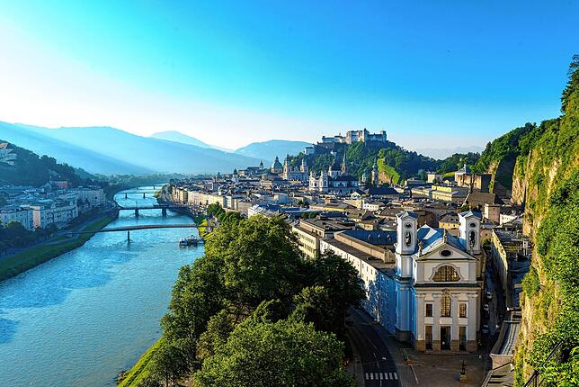 Die Altstadt von Salzburg ist ein historisches Stadtbild, das sich durch enge Gassen und barocke Architektur auszeichnet.