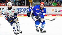 Sebastian Uvira (rechts) will mit den Schwenningern vor heimischem Publikum gegen die Eisbären Berlin den entscheidenden Schritt in ...