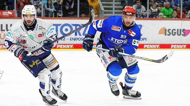 Sebastian Uvira (rechts) will mit den Schwenningern vor heimischem Publikum gegen die Eisbären Berlin den entscheidenden Schritt in ...