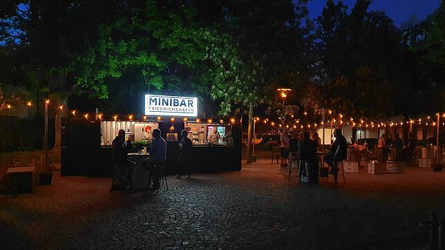 Macht aus dem Kirchplatz eine Wohlfühl-Oase: die Mini-Bar, derzeit eine von drei Pop-up-Gastronomien in der Friedrichshafener Innenstadt.