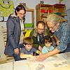 Martina, Adrian, Martin und Lisa Weber lassen sich von Hans-Jörg Beck (von links) zeigen, was man mit Ton so alles machen kann. "Das ...