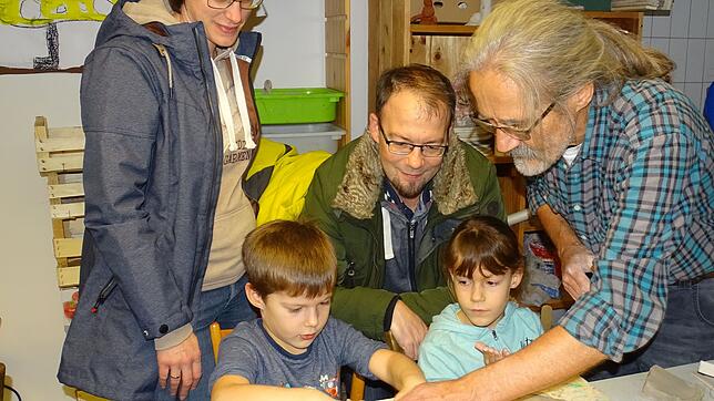 Martina, Adrian, Martin und Lisa Weber lassen sich von Hans-Jörg Beck (von links) zeigen, was man mit Ton so alles machen kann. "Das ...
