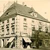 Außenaufnahme des Kaufhauses Kratt am Marktplatz um 1926. Auf dem Dach steht noch Werbung für das Kaufhaus &bdquo;Wallfisch-Halle&ldquo;.