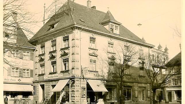Außenaufnahme des Kaufhauses Kratt am Marktplatz um 1926. Auf dem Dach steht noch Werbung für das Kaufhaus &bdquo;Wallfisch-Halle&ldquo;.
