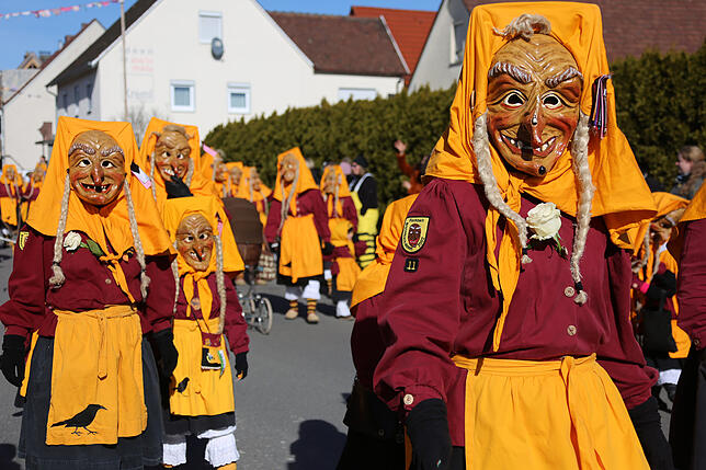 Fischbacher Brunnisach-Hexen beim Umzug in Fischbach 2019.