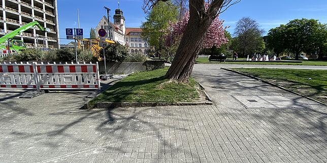 So sah die Baustelle vor dem Bau der Rampe aus. Links die früheren Parkplätze, rechts der bestehende Fußgängerweg.
