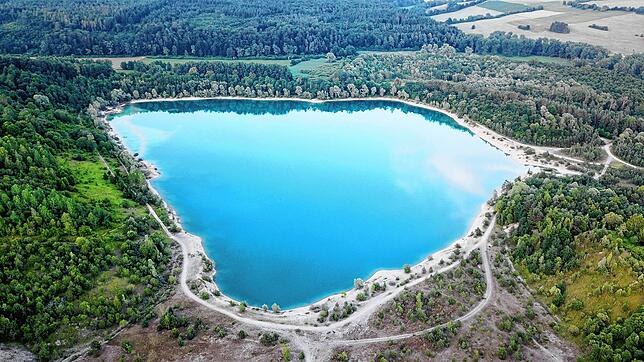 Idyllisch liegt der Binniger Baggersee unterhalb des Hohenstoffeln: Mit der Ruhe ist es bald vorbei.