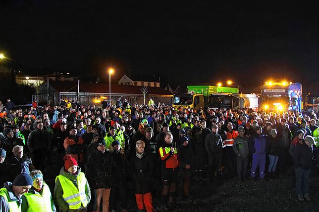 Laut einer Schätzung der Polizei waren zwischen 800 und 900 Zuhörer zu der Kundgebung auf den Dillplatz gekommen. Darunter nicht nur ...