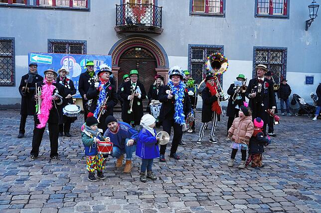 Bild 5: Fasnet Villingen: Die Narren holen sich ihren Rathausschlüssel vom OB