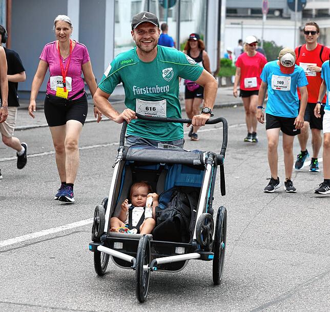 Der wohl schnellste Kinderwagen beim Schutzengellauf 2024: Lukas Stocker schiebt seinen Nachwuchs 14,3 Kilometer im Laufschritt durch ...