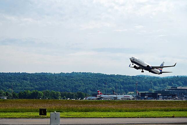 Ein startendes Flugzeug auf der Piste 28 Richtung Westen.