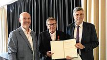 Bürgermeister Stefan Kaiser (links) und Landrat Martin Kistler, der das Bundesverdienstkreuz überreichte, würdigten die Verdienste von ...
