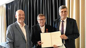 Bürgermeister Stefan Kaiser (links) und Landrat Martin Kistler, der das Bundesverdienstkreuz überreichte, würdigten die Verdienste von ...