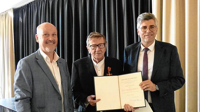 Bürgermeister Stefan Kaiser (links) und Landrat Martin Kistler, der das Bundesverdienstkreuz überreichte, würdigten die Verdienste von ...