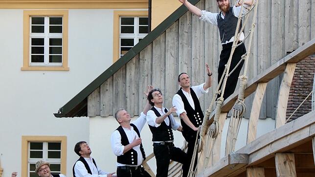 Luddi tauft ihre neue CD &bdquo;ReTour de France&ldquo; vor besonderer Kulisse mit dem Theater-Schiff im Klostergarten Riedern am Wald ...