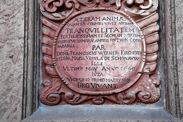 Die Grabplatte von Werner Kirchhofer und seiner Frau Ursula von Schönau an der nördlichen Mauer des Münsters ist ein Relikt der Zeit, ...