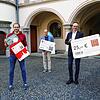 Gemeinsam für die Stadt mit dem Konstanzer Kiesel im Großformat (von links): Wirtschaftsförderin Beate Behrens, Daniel Hölzle und ...