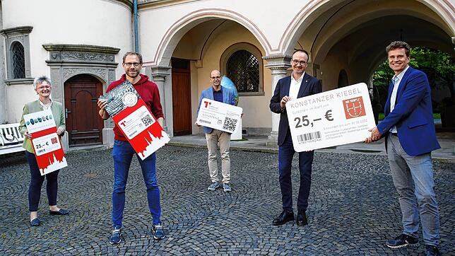 Gemeinsam für die Stadt mit dem Konstanzer Kiesel im Großformat (von links): Wirtschaftsförderin Beate Behrens, Daniel Hölzle und ...