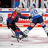 Miks Indrasis von den Wild Wings (rechts) im Duell mit Hayden Shaw.