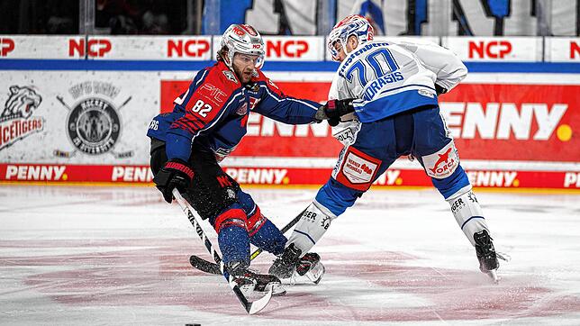 Miks Indrasis von den Wild Wings (rechts) im Duell mit Hayden Shaw.