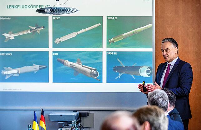 Helmut Rauch, Vorstandsvorsitzender von Diehl Defence, spricht in seinem Firmensitz in Überlingen über die Firma Diehl und deren Produkte.
