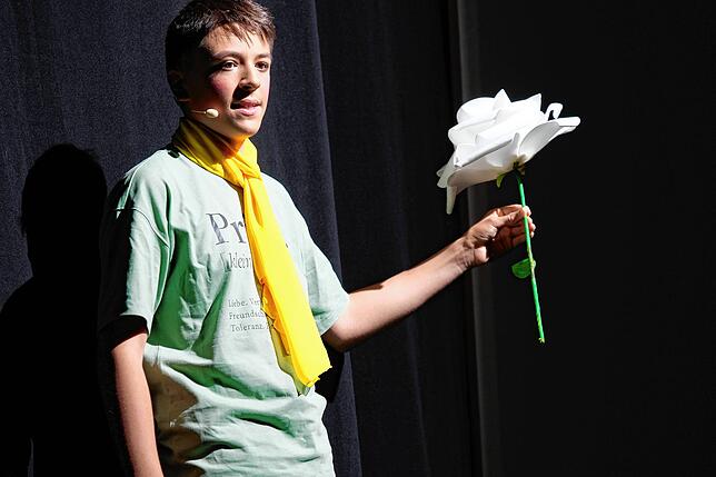 Der kleine Prinz (Mika Stach) kümmert sich um seine Rose.