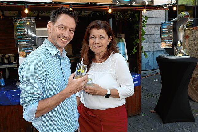 Bild 5: Zum Wohl! Die Besucher genießen Zwiebelkuchen, Dünnele und Suser