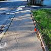 Ein Grablicht erinnert an den tragischen Unfall auf der Diethlishofer Straße in Hilzingen. Dort mündet ein Rad- und Fußweg schräg ...