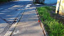 Ein Grablicht erinnert an den tragischen Unfall auf der Diethlishofer Straße in Hilzingen. Dort mündet ein Rad- und Fußweg schräg ...