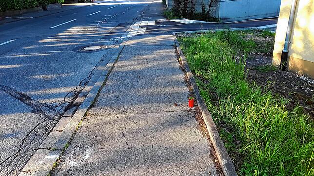 Ein Grablicht erinnert an den tragischen Unfall auf der Diethlishofer Straße in Hilzingen. Dort mündet ein Rad- und Fußweg schräg ...