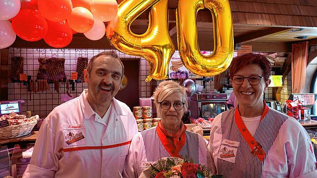 Mitarbeiterehrung bei der Metzgerei Hauber: Friedrich und Hannelore Hauber (rechts) mit Annemarie Wassmer (Mitte). Bild: Hans-Jürgen ...