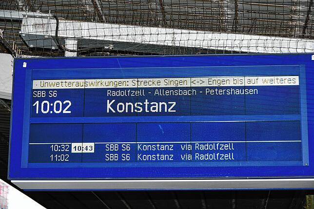 Eine Anzeige, die für Verdruss bei Bahnreisenden sorgt: Die Strecke zwischen Singen und Engen ist gesperrt.