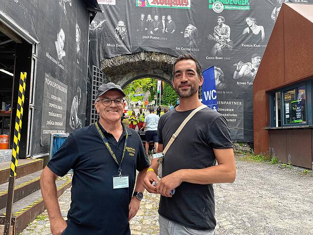 Der Hauptverantwortliche Roland Frank von der Stadt Singen (links), hier mit Daniel Stehle (Öffentlichkeitsarbeit), war schon am Morgen ...