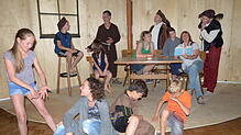 Marianne Walters Theatergruppe unternimmt eine Zeitreise ins Mittelalter (von links): Rosalie Berger, Leon Blaschke, Elena Hummel, Alica ...