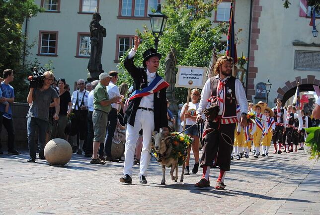 Die Sperrung der Kolpingbrücke wird für den Festumzug am Sonntag für Fußgänger geöffnet, sodass der Umzug wie gewohnt über die Brücke ...