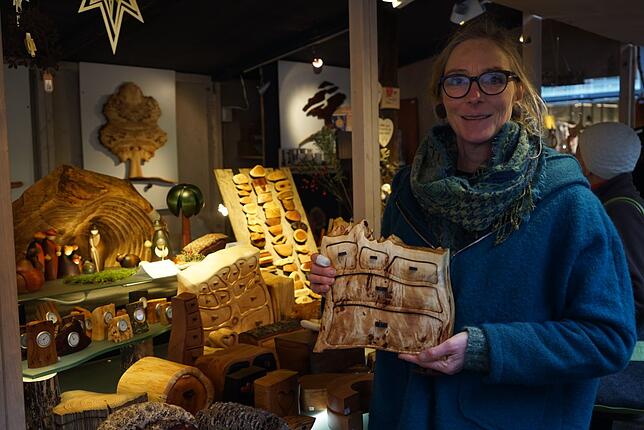 Heike Stoll aus Waldshut mit einem ihrer originellen Schmuckkästchen. Die Ehefrauen freuen sich über ein solches Geschenk.