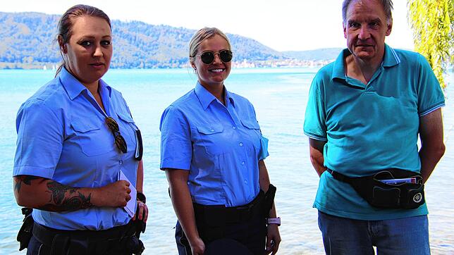 Stefanie Gerstner (links), Jana Huber und Manfred Epple kontrollieren in Sipplingen die Einhaltung der Corona-Verordnungen.