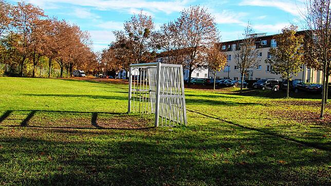 Hier soll eine neue Kita hin: Der Bolzplatz unterhalb des Haselbrunnstegs an der Hebelstraße soll für den Bedarf an Betreuungsplätzen ...