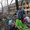 Eine Frau vor der zerstörten Geburtsklinik im ukrainischen Mariupol. Für unsere Nachbarn im Osten Europas war der Krieg schon lange eine ...