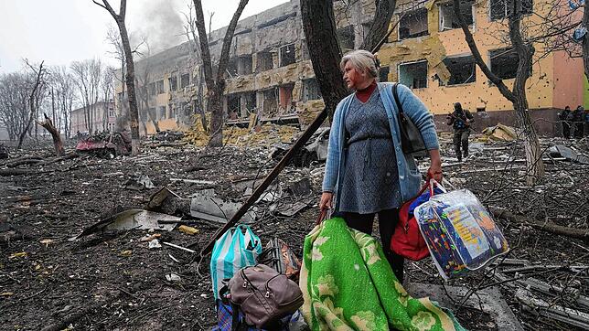 Eine Frau vor der zerstörten Geburtsklinik im ukrainischen Mariupol. Für unsere Nachbarn im Osten Europas war der Krieg schon lange eine ...