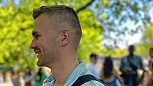 Mit Gehörschutz und bester Laune: Maximilian Albrecht (22) ist einer von etwa 20.000 zumeist jungen Besuchern des Campus-Festivals.