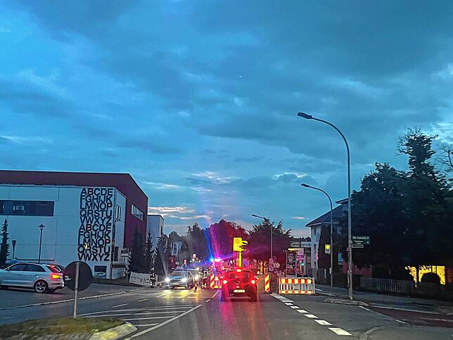 Die Polizei sperrt den Straßenabschnitt weiträumig ab, während Feuerwehr und Techniker das Gasleck beheben. Anwohner sind vorsorglich ...
