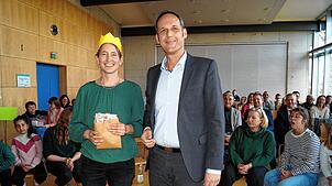 Im Beisein von Schülern, Lehrern, Landrat, Bürgermeistern und Rektorenkollegen setzte Steffen Rooschüz Inken Kraft offiziell als neue ...