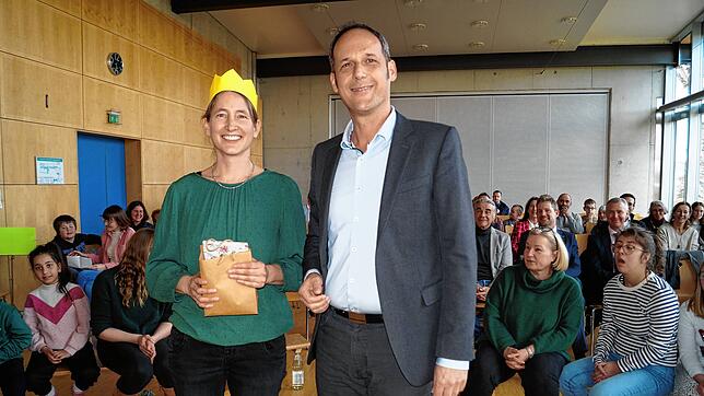 Im Beisein von Schülern, Lehrern, Landrat, Bürgermeistern und Rektorenkollegen setzte Steffen Rooschüz Inken Kraft offiziell als neue ...