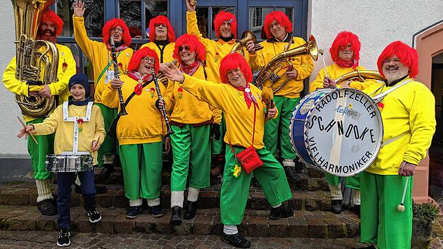 Immer farbenfroh und mit unbändigem Spaß unterwegs: die Radolfzeller Schnooke-Vielharmoniker gibt es auch heute noch.