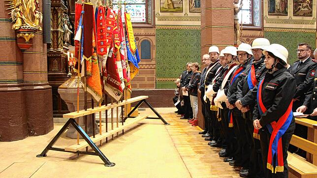 Zu Ehren des heiligen Florian: Fahnenträger in der Bonndorfer Kirche St. Peter und Paul. Fotos: Heidi Rombach