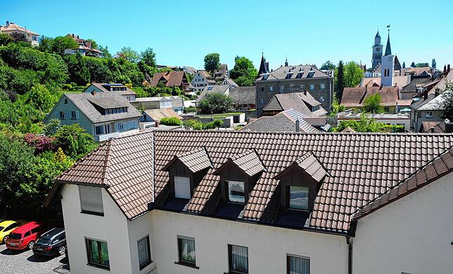 Die bewegte bunte Dachlandschaft der Fischerhäuservorstadt – vom Torhaus gesehen. Links die grüne Molassekante, die den besonderen ...