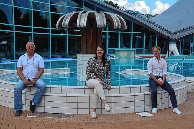 Bereichsleiter René Keller, Andrea Meiers von der Marketingabteilung und Kurgeschäftsführer Markus Spettel müssen sich ständig an ...