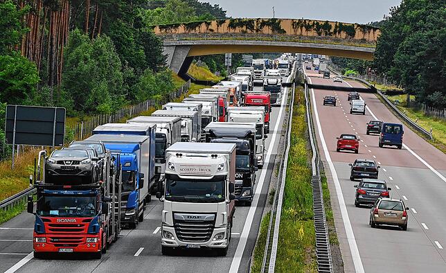 Lkw stauen sich auf der Autobahn A12 in Richtung Polen etwa 10 Kilometer vor dem deutsch-polnischen Grenzübergang.